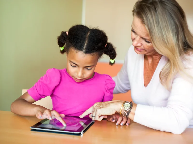 child-learning-with-tablet-and-adult-guidance-indo-2026-03-10-01-06-46-utc